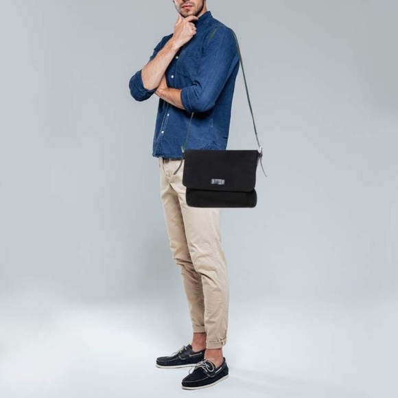 Authentic Gucci Black Techno Canvas Web Flap Messenger Bag - Picture 3 of 16